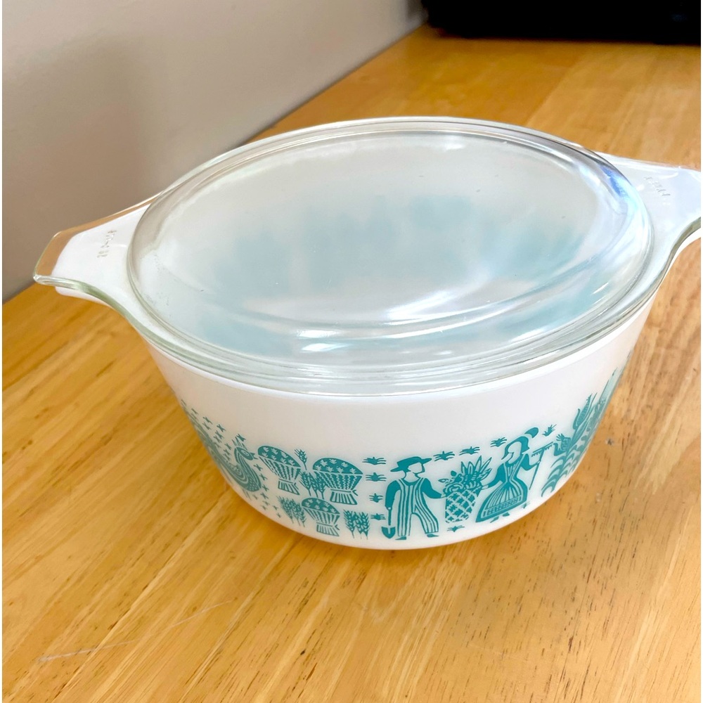 Pyrex Amish Butterprint 1 1/2 quart Cassarole with Lid